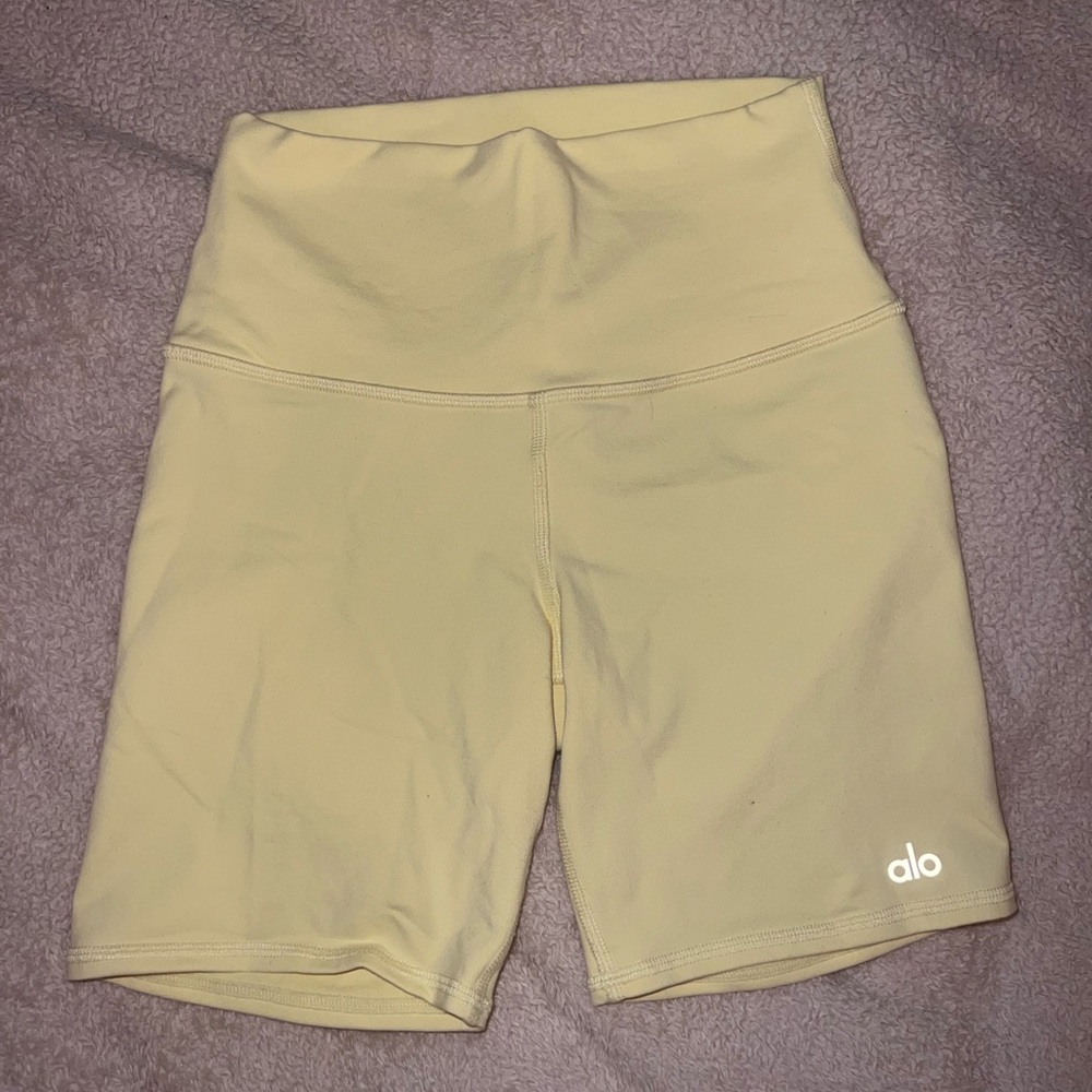 Alo Yoga- High-waist Airbrush Biker Shorts in Buttercup